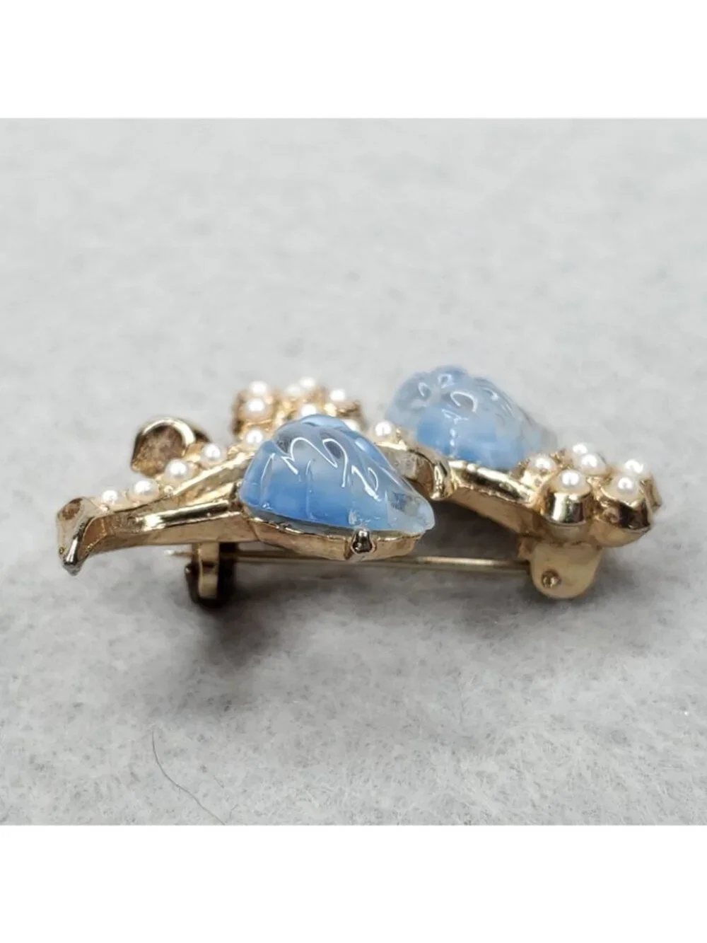 Vintage Flower Brooch Gold Tone Blue Molded Glass Faux Pearls 1.25" - Picture 5 of 6